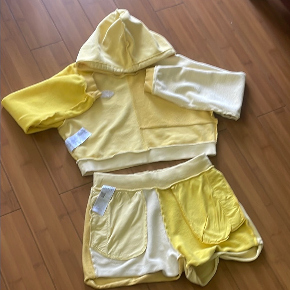 GUESS Butter Yellow cropped pullover with hood and matching shorts cotton set - Picture 3 of 14